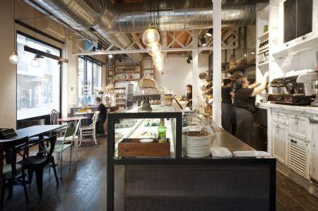 vintage taller de pan Serrajòrdia sillas vintage Quedamos en... panadería diseño barcelona muebles decapados mostrador panadería madera de pino teñida mesas vintage diseño nórdico diseño de interiores decoración vintage industrial decoración luz natural locales comerciales decoración industrial instalaciones a la vista decoración estilo vintage decoración estilo industrial decoración de panaderias decoración de interiores decoración de cafeterías cafes decoracion de bares deco bloggers blog interiorismo blog estilo nórdico blog decoración nórdica blog decoración 