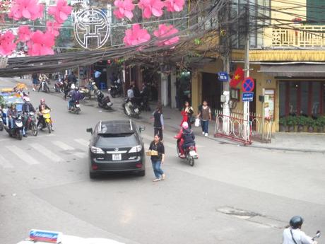 Se ve bien que esa mujer es vietnamita porque está cruzando la calle con toda la tranquilidad del mundo. Además de los coches y las motos y las bicicletas y los autobuses, también es normal ver a vietnamitas caminando en mitad de una carretera con la misma calma que si estuvieran de paseo por el parque.
