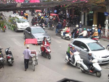 Lo mismo pasa con este hombre que lleva su taxi bicicleta. Tras esta foto, continuó tranquilamente caminando en dirección contrario por la carretera, cuando todas las coches y motos habian arrancado.