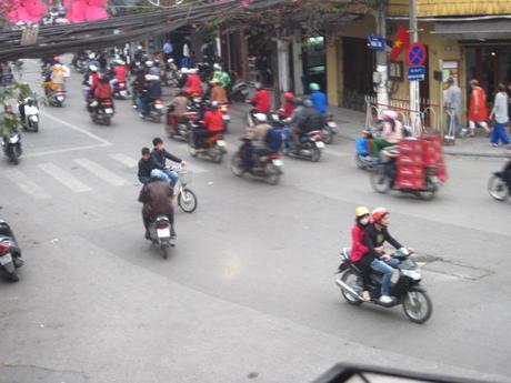 Como veis, este hombre de la moto se va a meter en su carril invadiendo el carril contrario. Algo muy común si así pueden  acortar tiempo. No es raro ver a un motorista, incluso en autovía, conduciendo por el arcén en dirección totalmente contraria al resto de los coches y motos (también he visto motos en dirección contraria y por el medio de la carretera, vamos eso que sale en las noticias europeas hablando de kamikaces)