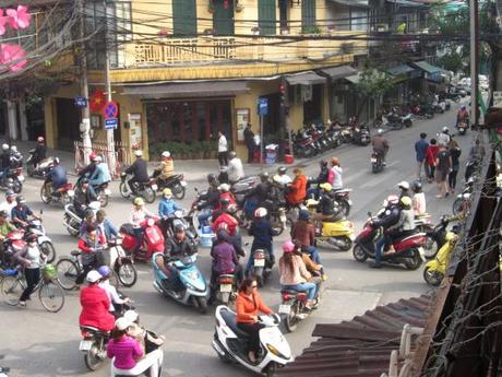 Situación: Momento en que los que están parados frente a un semáforo ven que los de la calle perpendicular tienen su semáforo ya en rojo. ¿Por qué han llegado a esta situación, que ellos manejan estupendamente? Porque unos han salido de su semáforo antes de tiempo y los otros han pasado de respetar que su semáforo ya no estaba en verde, intentando apurar al máximo. 