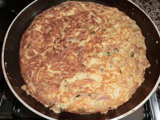 TORTILLA DE PATATAS Y PIMIENTOS. TORTILLA DE PATATAS Y PIMIENTOS.