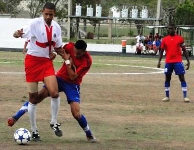 Fútbol en la base: De terrenos y otros demonios