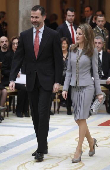 Dña. Letizia, con traje de chaqueta gris, en la entrega de los Premios Nacionales de Cultura