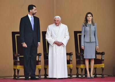 Dña. Letizia, con traje de chaqueta gris, en la entrega de los Premios Nacionales de Cultura