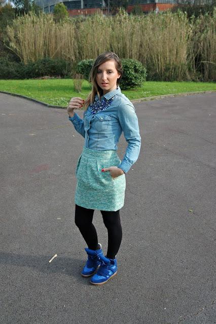 Denim+sneakers+white blazer