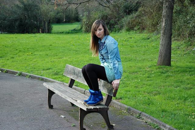 Denim+sneakers+white blazer