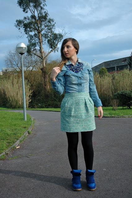 Denim+sneakers+white blazer