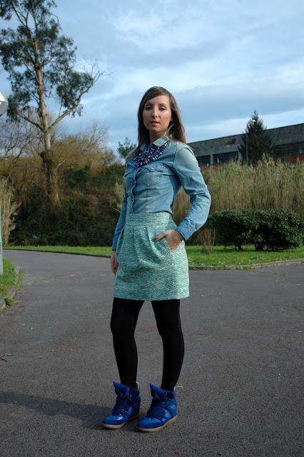 Denim+sneakers+white blazer