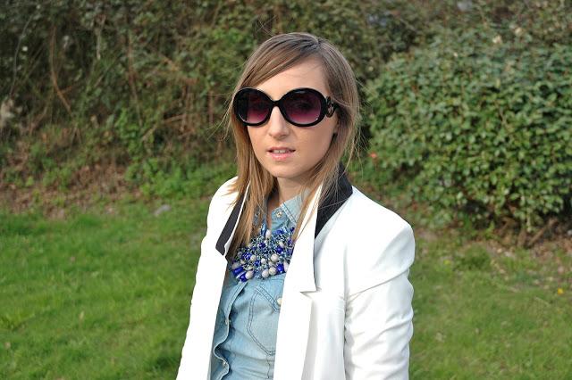 Denim+sneakers+white blazer