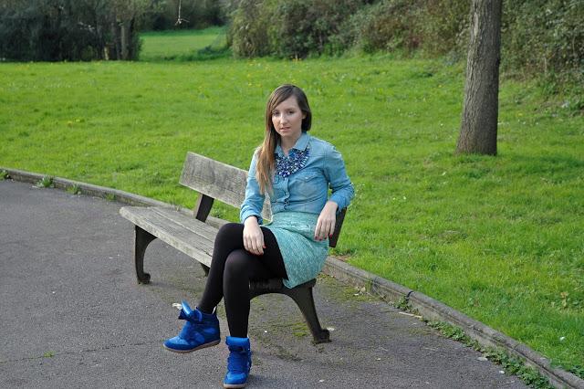 Denim+sneakers+white blazer