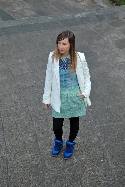 Denim+sneakers+white blazer