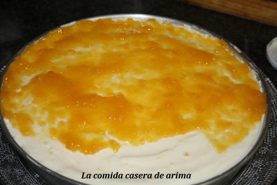 Tarta de yogur griego y mermelada de naranja