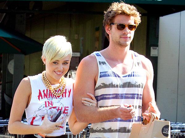 ¡Miley Cyrus molesta con Liam Hemsworth porque él habla sobre su vida sexual!
