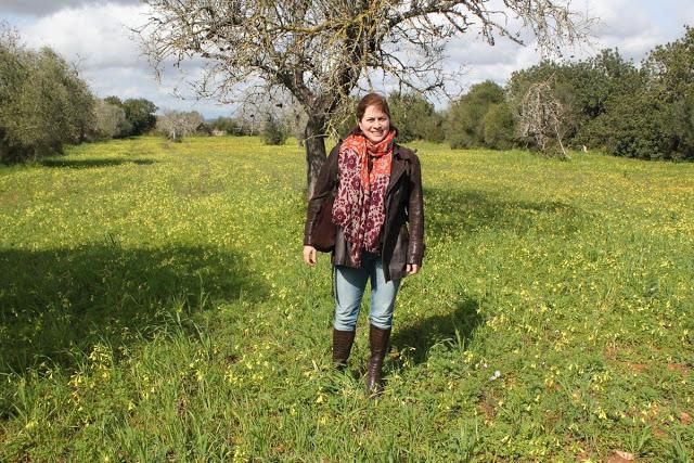 Look con fular de flores naranjas y lilas