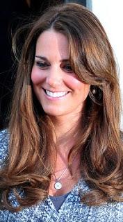 Kate Middleton luce embarazo vestida de Max Mara. Descubre sus joyas