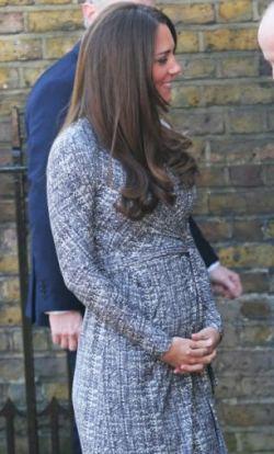 Kate Middleton luce embarazo vestida de Max Mara. Descubre sus joyas