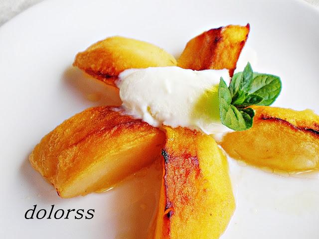 Manzanas asadas con helado de nata