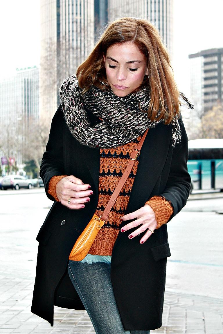 en zapatillas, verde y naranja