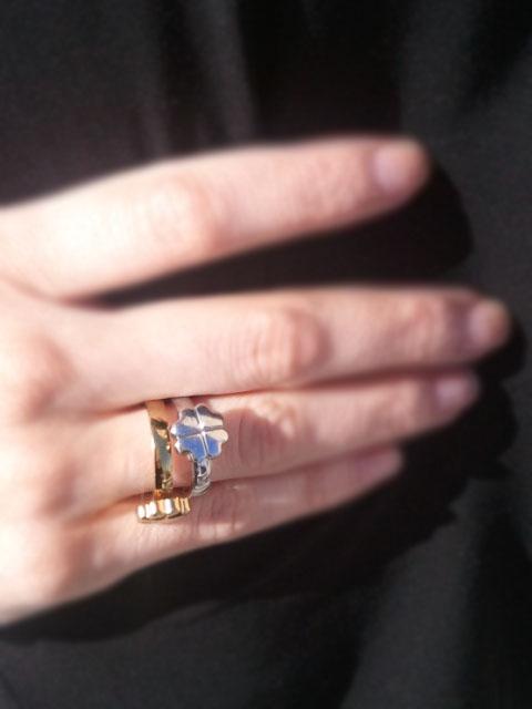 Analizando mi estilismo en azul y negro