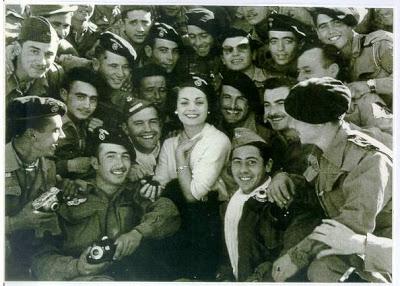 Carmen Sevilla con los paracaidistas en Ifni