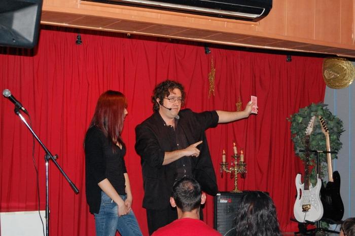 Rafa Cama haciendo magia para adultos en CasaTeatro