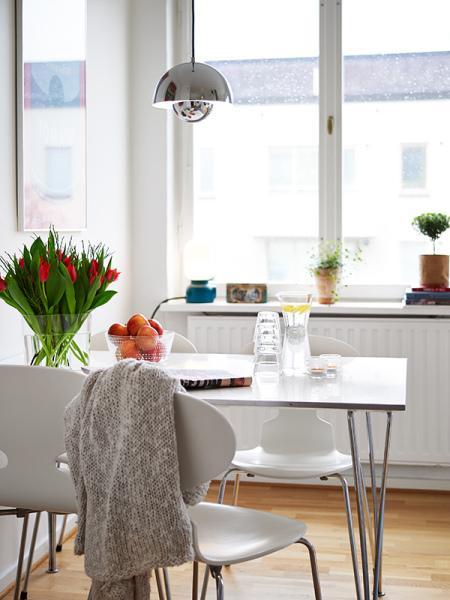 Decorar con flores y plantas suelo de madera espigado sillas arne jacobsen hormiga ant salón nórdico poster campbells soup perchero eames muebles de ikea muebles de diseño Louis Poulsen lamparas arne jacobsen kitchen aid gris dormitorio nórdico diseño escandinavo diseño de interiores diseño danés decorar con flores y plantas decoración nórdica decoración estilo nórdico decoración en blanco decoración de interiores cocinas modernas cocinas blancas cocina con península blanca campana extractora moderna redonda blog interiorismo blog estilo nórdico blog decoración nórdica blog decoración artículos hogar diseño armario empotrado decoración