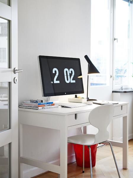 Decorar con flores y plantas suelo de madera espigado sillas arne jacobsen hormiga ant salón nórdico poster campbells soup perchero eames muebles de ikea muebles de diseño Louis Poulsen lamparas arne jacobsen kitchen aid gris dormitorio nórdico diseño escandinavo diseño de interiores diseño danés decorar con flores y plantas decoración nórdica decoración estilo nórdico decoración en blanco decoración de interiores cocinas modernas cocinas blancas cocina con península blanca campana extractora moderna redonda blog interiorismo blog estilo nórdico blog decoración nórdica blog decoración artículos hogar diseño armario empotrado decoración