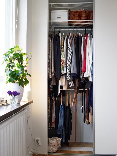 Decorar con flores y plantas suelo de madera espigado sillas arne jacobsen hormiga ant salón nórdico poster campbells soup perchero eames muebles de ikea muebles de diseño Louis Poulsen lamparas arne jacobsen kitchen aid gris dormitorio nórdico diseño escandinavo diseño de interiores diseño danés decorar con flores y plantas decoración nórdica decoración estilo nórdico decoración en blanco decoración de interiores cocinas modernas cocinas blancas cocina con península blanca campana extractora moderna redonda blog interiorismo blog estilo nórdico blog decoración nórdica blog decoración artículos hogar diseño armario empotrado decoración