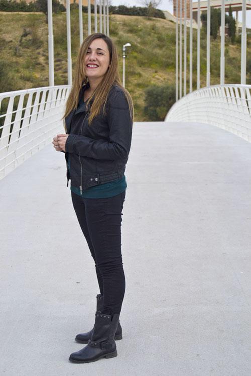 Biker tachuelas tipazo botas outfit look