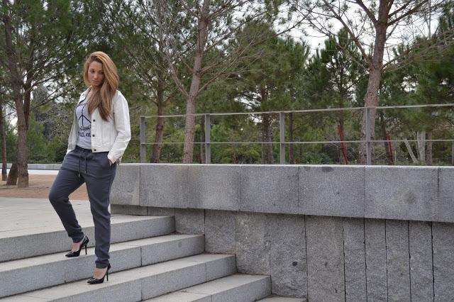 GREY FOR WORKINGFeliz jueves!!! Adoro los outfit que inco...