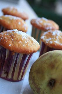 magdalenas de pera y arándanos rojos / Birnen-Preiselbeer-Muffins