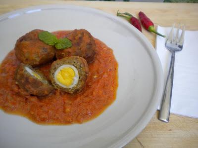 Nargisi koftas en salsa picante de chile