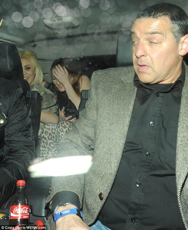 Pillan a Justin Bieber, en un club nocturno  de Londres con dos bellas chicas (Pu....?) FOTOS