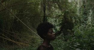La directora ghanesa Akosua Adoma Owusu trabaja con el mexicano Pedro González Rubio en el cortometraje Kwaku Ananse