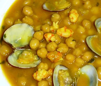 Garbanzos con almejas y gamba roja