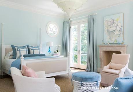 UNA CASA DECORADA EN BLANCO CON DELICADOS TOQUES DE COLOR