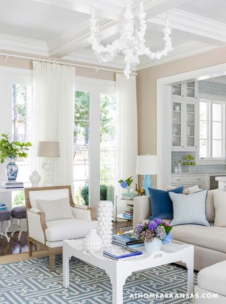 UNA CASA DECORADA EN BLANCO CON DELICADOS TOQUES DE COLOR