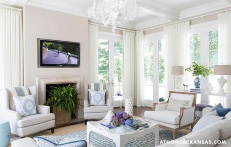 UNA CASA DECORADA EN BLANCO CON DELICADOS TOQUES DE COLOR