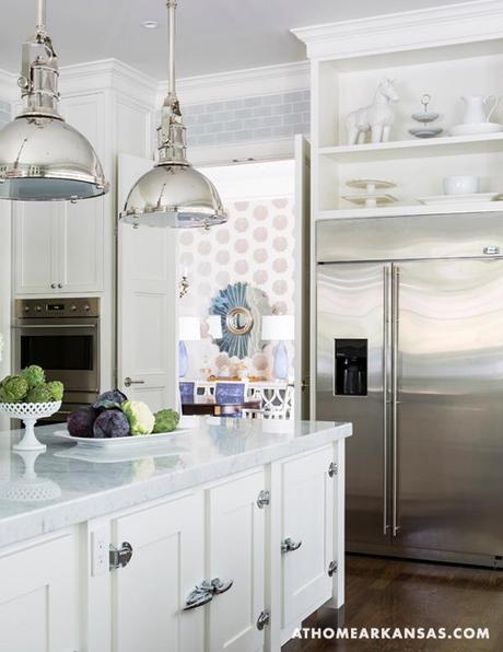 UNA CASA DECORADA EN BLANCO CON DELICADOS TOQUES DE COLOR