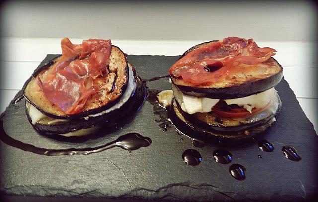 Milhojas de berenjenas con tomate y rulo de cabra
