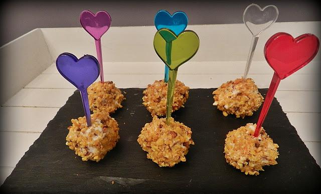 Bolitas de queso, bacon y kikos