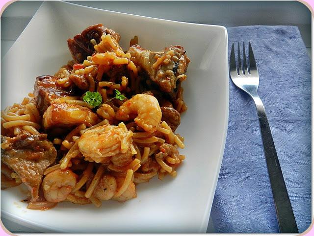 Fideos con costilla y langostinos