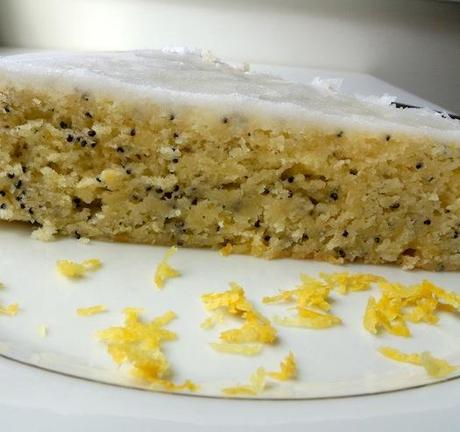 Lemon Poppy Seed Cake (Pastel de limón y semillas de amapola)