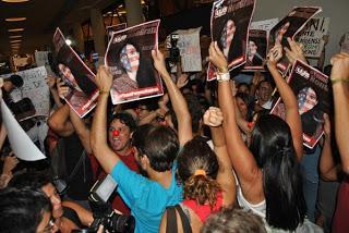 `Mercenaria´ y `agente de la CIA´ gritaron en Brasil a la bloguera cubana Yoani Sánchez: ¿qué hay de cierto en todo ello?