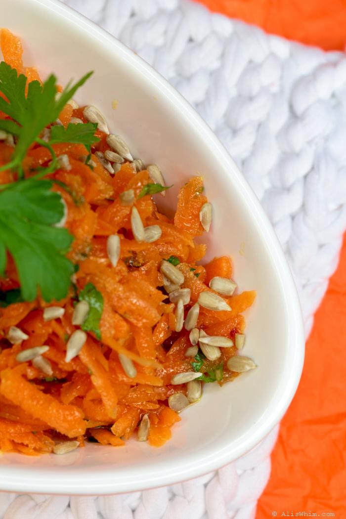 shredded carrots with dressing in orange and sunflower seeds la naranja y semillas de girasol