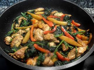 Pollo con mango y espinacas al estilo oriental