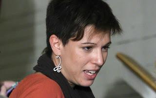 Beatriz Talegón (y II)  Acosada por los manifestantes contra los desahucios.