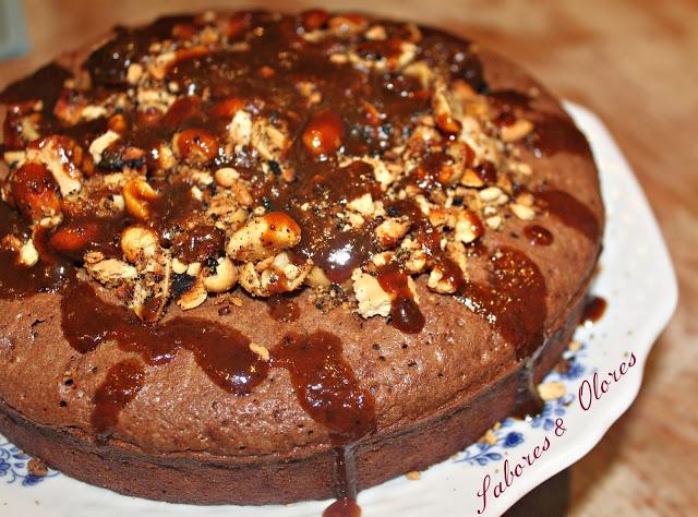 TARTA BOMBON CON CACAHUETES SALADOS Y CREMA DE CARAMELO