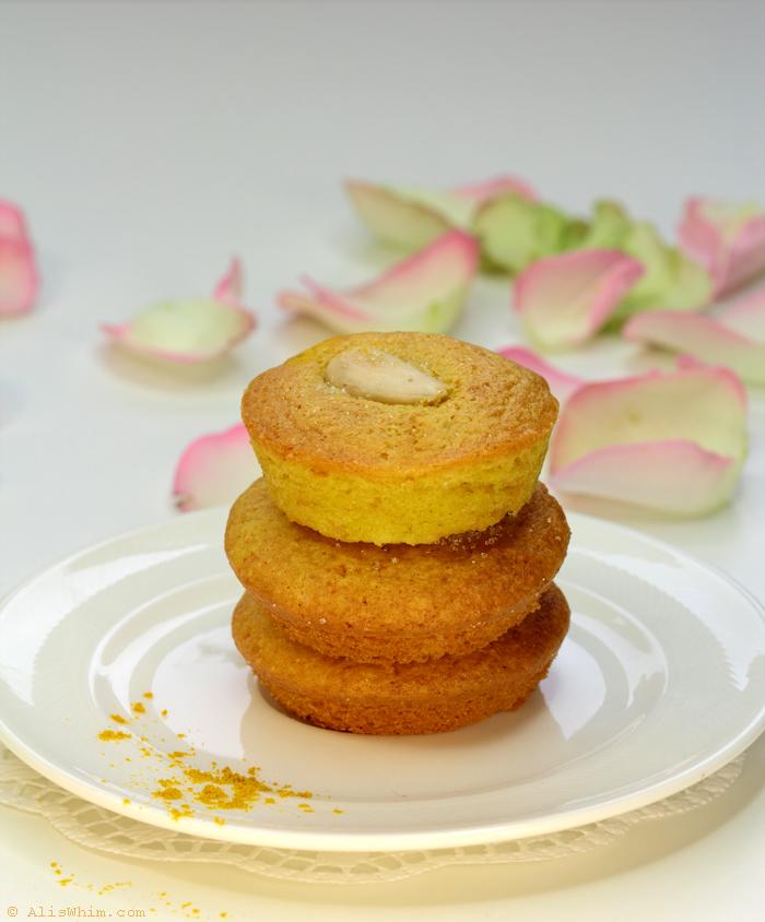 Spongy almond cookies and turmeric